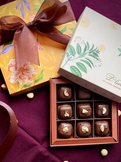 Introducing our new Hazelnut Choco Brownie flavor, presented in an elegant gift box. A rich, fudgy brownie with the delightful crunch of hazelnuts.