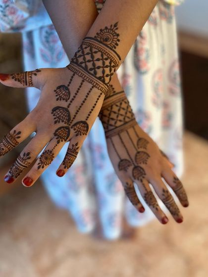A full view of the child's festive Eid henna.