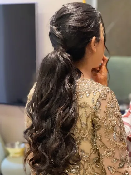 The back view of the textured ponytail, showing its volume and movement.