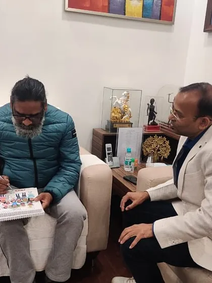 Discussing art and childhood memories with Jharkhand CM Shri Hemant Soren while he signs my calendar.