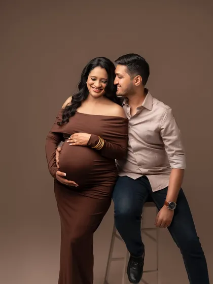 A sweet and tender pose, with him looking at her as she cradles her bump. It’s a story of love and protection.