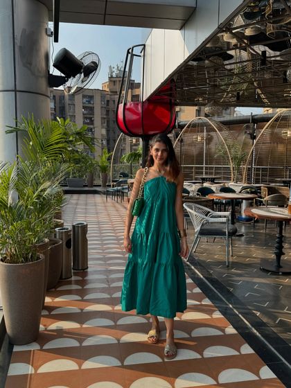 A simple and chic outfit for a Saturday. This tiered green midi dress is easy to wear and effortlessly stylish, perfect for a brunch or a casual day out.