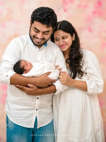 Welcoming a newborn is a monumental moment for a family. In this newborn lifestyle photography session, I captured the pure joy and tenderness of new parents adoring their baby, creating a memory they will cherish forever.