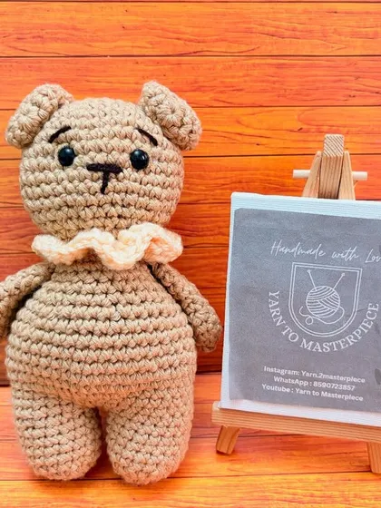 A simple and classic 6-inch teddy bear with a cute ruffled collar. I can customize the color of the bear and the collar to your liking.