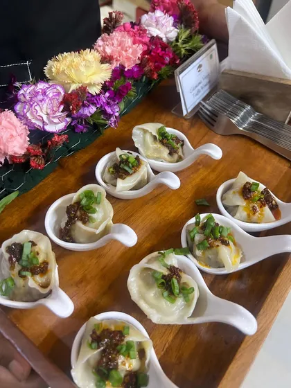 Freshly made chicken dim sum, served in individual spoons with a drizzle of chili oil and fresh spring onions. This is one of our most requested Asian appetizers, perfect for cocktail parties and corporate events.