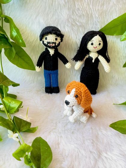 This family portrait in crochet features a couple and their sweet beagle. The dolls are attached to a solid wood base, making them a perfect display piece for your home.