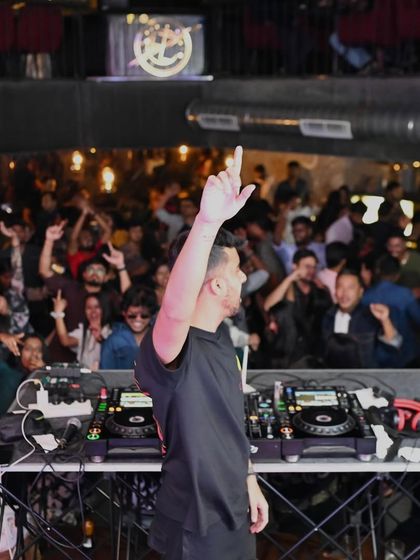 Commanding the crowd at Flo. Getting everyone's hands up is the goal.