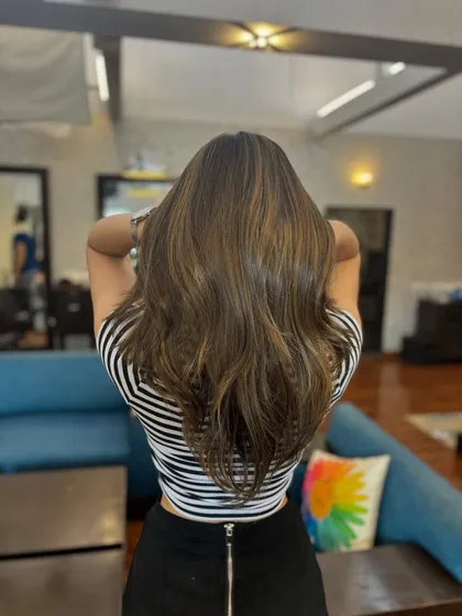 Here’s a perfect example of a sun-kissed hair colour makeover. We added subtle, natural-looking highlights to create depth and dimension, finishing with soft waves to show off the seamless blend. This look is perfect for anyone wanting a low maintenance yet impactful change.