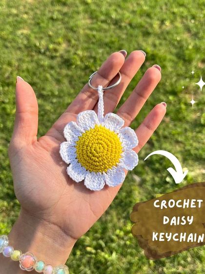 A close-up of our handmade crochet daisy keychain, a perfect little floral surprise to gift to your loved ones.