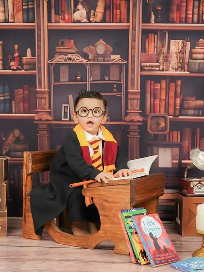 For all the little wizards out there, I create a magical Harry Potter world right in my studio. From the Gryffindor scarf to the spell book, every detail is set for an enchanting photoshoot experience.