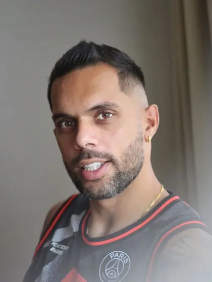 A front-on view of the fresh trim for footballer Robin Singh. A great haircut looks good from all angles, and I make sure every detail is perfect, from the fade to the texture on top.