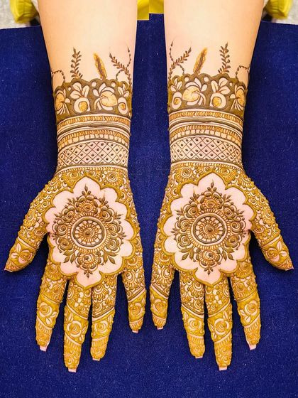 A beautiful design created based on the client's request. The mandala on the back of the hand is a classic and elegant choice.