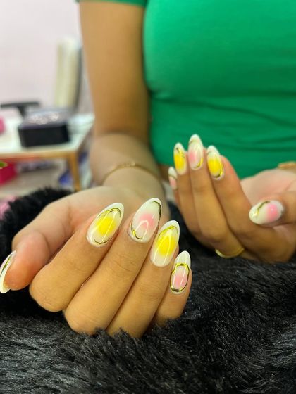 A bright and zesty design perfect for summer. This set features a watercolor-style blend of yellow and pink, outlined with a fine gold line for a polished finish.