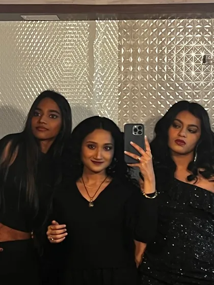 A fun selfie with the other girls on the set of a project with the amazing Ricky Kej. It was an honour to be a part of it.