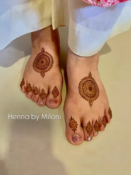 A simple and elegant foot mehendi with a central mandala. This minimal design is perfect for guests or for any festive occasion.