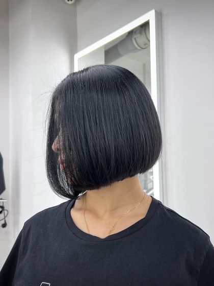 A side view of this sleek bob. The shape is beautiful, and the hair is glossy and healthy.