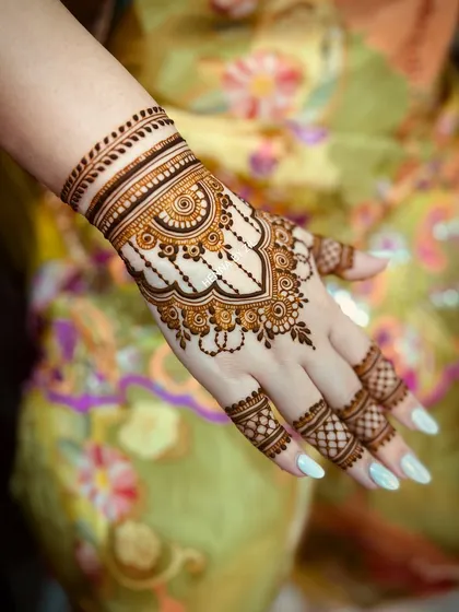 How beautiful is this minimal back-of-hand design? It looks like a piece of jewellery.