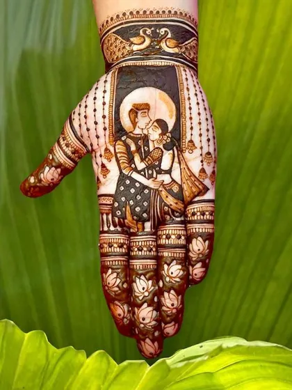 For Karwa Chauth, a design that tells a story of love. This portrait captures the tender moment between a couple, making the festival even more special. It’s a memory etched in henna.