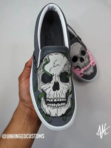 The other shoe in the skull pair, this one with green tentacles wrapping around the skull. A cool, contrasting design.