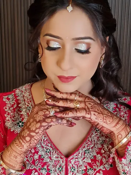 A beautiful shot of Diksha showing off her intricate henna and glamorous makeup.