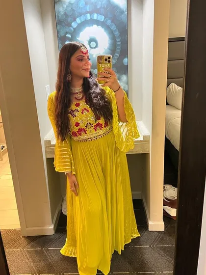 A client looking like sunshine in this yellow fusion set with a beautifully embroidered crop top. Perfect for a festive celebration.