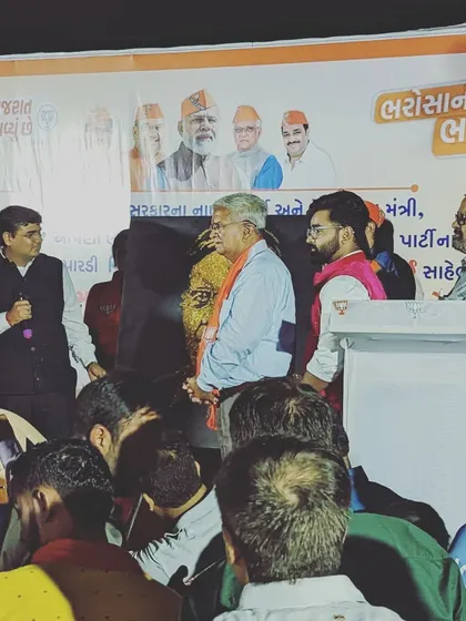 On stage presenting my glitter art to minister Kanu Bhai Desai.