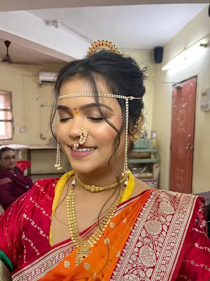 A close-up of this bride's happy smile and flawless Vidhi look, featuring a traditional Maharashtrian nath.