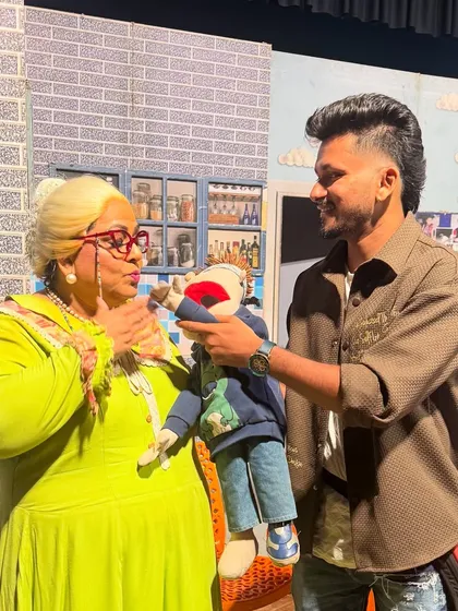 Meeting the legendary actress Nirrmiti Sawant. Bunny is a big fan of her play "Aaji Bai Joraat".