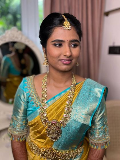 My bride Sahithya wanted timeless simplicity for her muhurtham in Coimbatore. We achieved this with a clean matte base, classic winged liner, and soft nude lips.