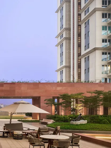 We design spaces that dissolve the boundaries between inside and out. The outdoor lounge at the Elevate Clubhouse provides a tranquil escape within the community, where residents can connect with nature. The thoughtful placement of seating and landscaping creates a serene setting for relaxation and social interaction.
