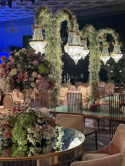 We design luxurious lounging corners, brought to life with mood lighting, lush blooms, and contemporary furniture. These spaces offer guests a chic and comfortable retreat. 💫