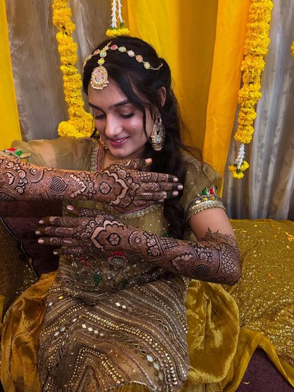 Another pose from the bride with the Pakistani design, showing how she admires her own henna.