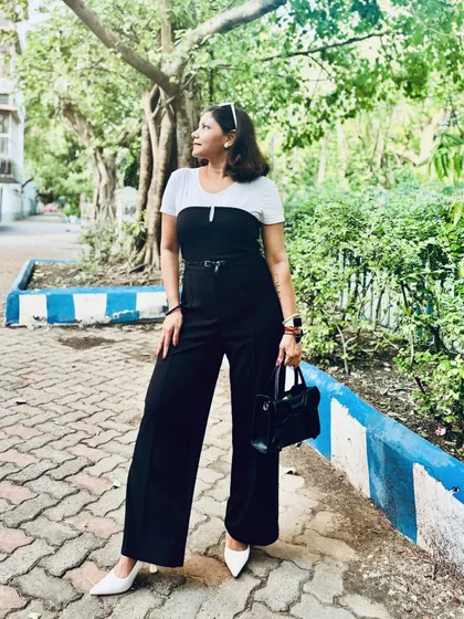 Inspired by the powerful and chic Do Do-hee from 'My Demon', this black and white jumpsuit is all about soft power. It's a perfect example of how a monochrome outfit can be both sophisticated and striking, ideal for making a statement.