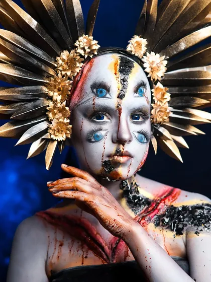 A hauntingly beautiful Halloween look with an optical illusion of multiple eyes. This demonstrates advanced SFX skills.
