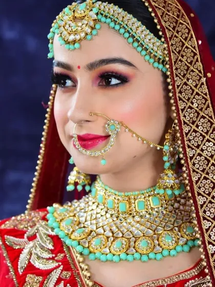 It's all in the details. I provide complete looks, including stunning jewellery sets like this one with unique turquoise accents to perfectly complement your bridal outfit.