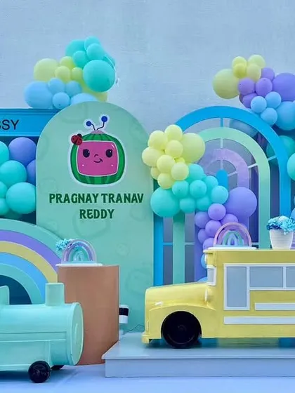 This Cocomelon theme is perfect for a first birthday party, featuring beloved characters, a pastel rainbow, and a fun bus prop. I design these setups to be colorful, engaging, and perfect for little ones.