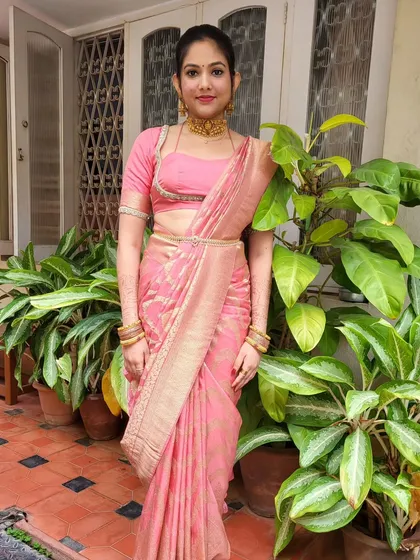 A full look of the body-hug draping style. This modern technique creates a slim and elongated silhouette, perfect for crepe or georgette sarees.