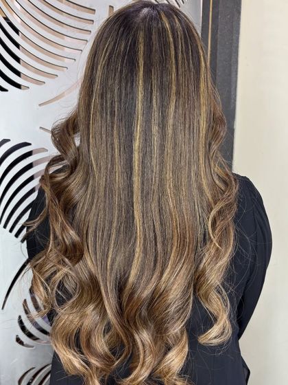 This is what happens when brown meets blonde. A beautiful warm bronde with caramel vibes, full of dimension and shine.
