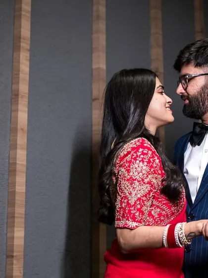 This is a classic, romantic couple portrait. We posed the couple closely, allowing them to connect naturally as they look at each other, resulting in a photograph that is both beautifully composed and genuinely warm.