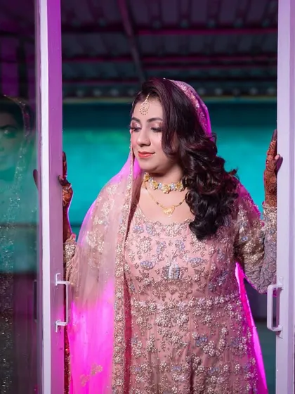 Another look at this dreamy Walima glam. The reflection in the glass adds an artistic touch, while her makeup remains flawless and radiant.
