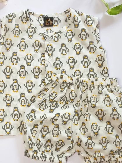 This penguin print jhabla and bloomer set is a unisex option perfect for summer. Made from pure breathable cotton, it keeps your little one cool and comfy all day long.