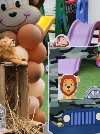Close-up of the jungle theme decor, including a monkey balloon and a jeep photo frame.