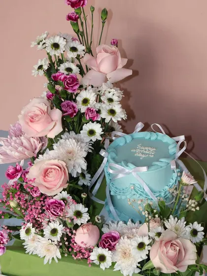 The perfect gift to celebrate the amazing women in your life. Our mini cake and flower hamper is available for special occasions.