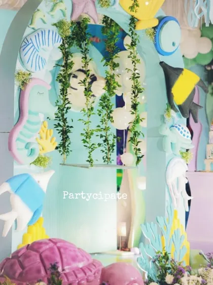 A closer look at the details of the underwater stage. I used hanging greenery to simulate seaweed and placed various sea creature props to create a rich, layered look.