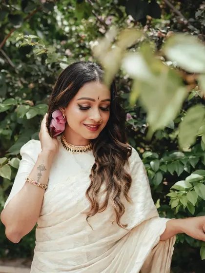 Onam shoots are a special passion of mine, and this collaboration was a dream. The elegance of the traditional Kerala saree paired with a simple flower creates a look that is both classic and fresh, perfect for festive fashion portraits.