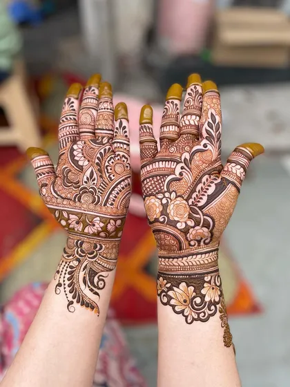 A beautiful floral and paisley design with a rich, dark henna stain.