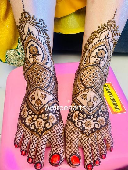 Intricate net (jaali) patterns on the toes paired with floral and hanging bell motifs on the feet.