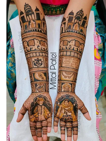 A complete Maharashtrian bridal story on both hands. I’ve included everything from the palace architecture and royal elephants to auspicious symbols like Lord Ganesha, the mangalsutra, dhol, and the traditional nath, telling a full wedding story.