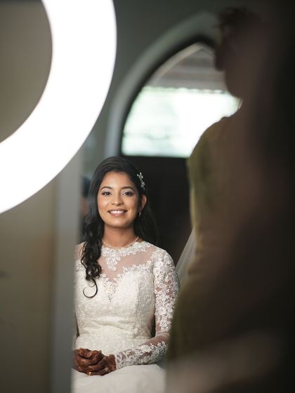 A beautiful getting-ready shot. The ring light helps me perfect every detail, ensuring the bride's makeup is flawless before she walks down the aisle.