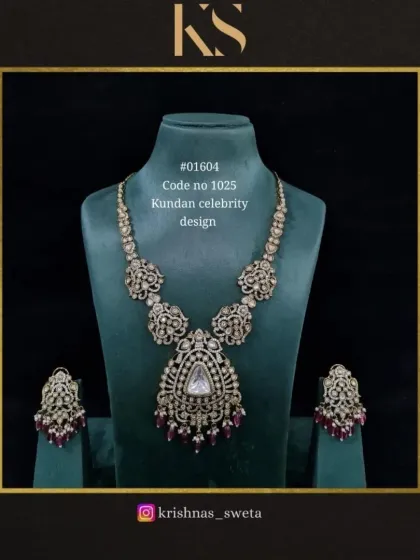 A version of the Kundan celebrity set with ruby drops and an oxidized finish. This piece has a rich, heirloom quality to it.